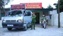 Công an Hà Tĩnh dùng xe biển xanh 'đi mượn' để truy quét mại dâm